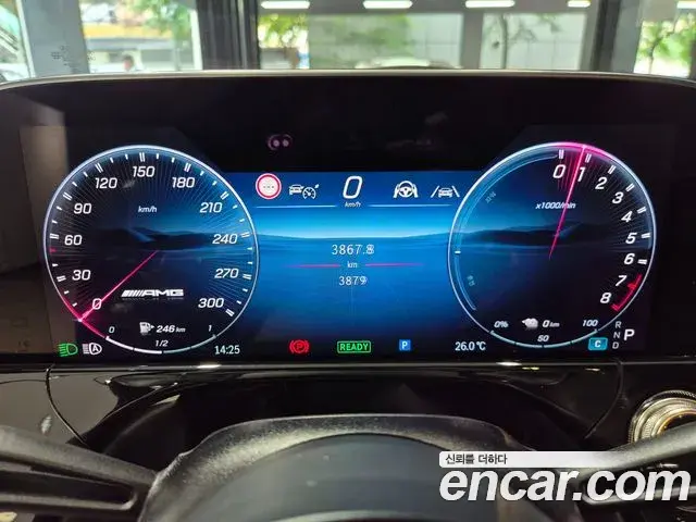 Mercedes-Benz E-Class 2025 — Photo 12/20