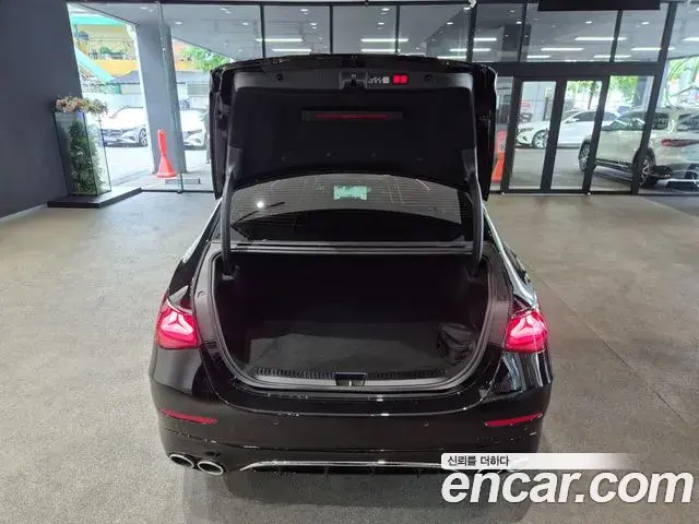 Mercedes-Benz E-Class 2025 — Photo 9/20