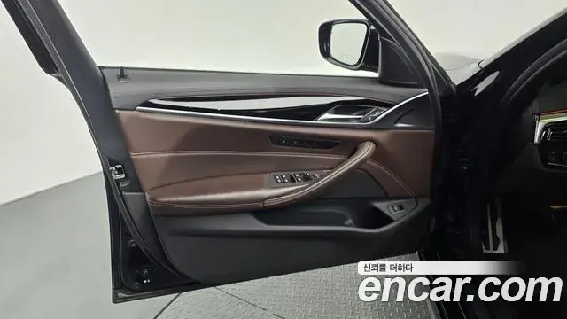 BMW 5 Series 2019 — Photo 31/34