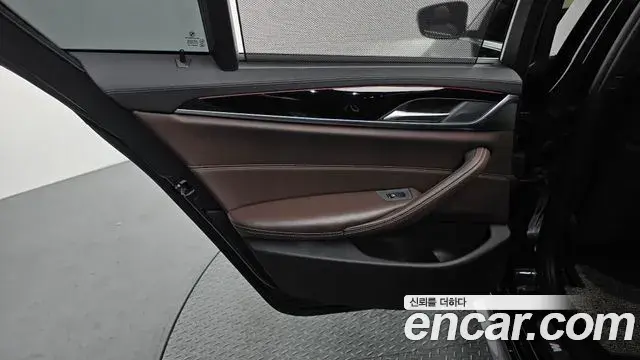 BMW 5 Series 2019 — Photo 12/34