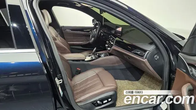 BMW 5 Series 2019 — Photo 8/34