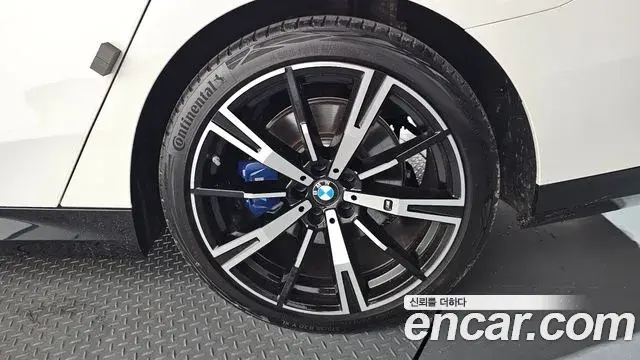 BMW 5 Series 2024 — ფოტო 28/35