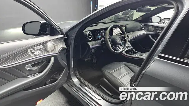 Mercedes-Benz E-Class 2022 — Photo 10/37