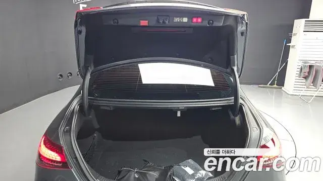 Mercedes-Benz E-Class 2022 — Photo 25/37
