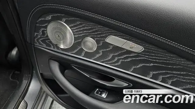 Mercedes-Benz E-Class 2022 — Photo 6/37