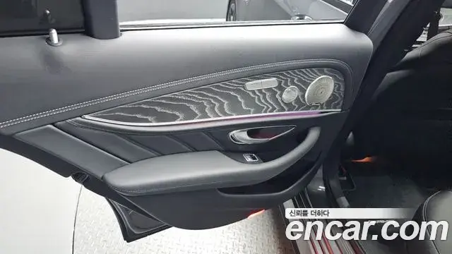 Mercedes-Benz E-Class 2022 — Photo 3/37