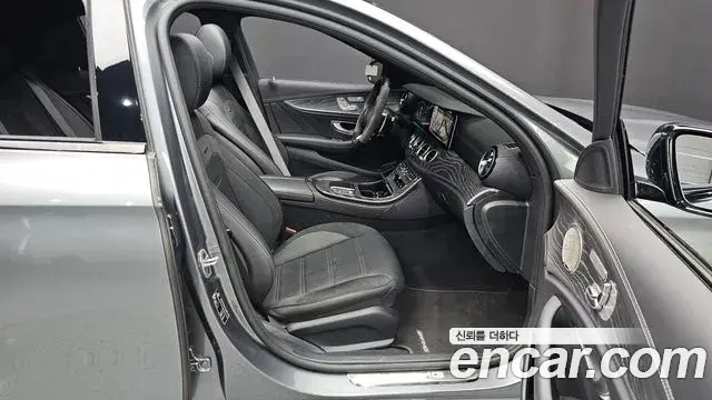 Mercedes-Benz E-Class 2022 — Photo 13/37