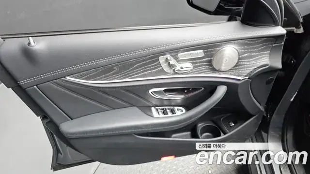 Mercedes-Benz E-Class 2022 — Photo 30/37
