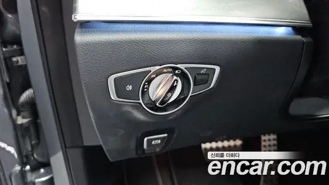 Mercedes-Benz E-Class 2022 — Photo 19/37