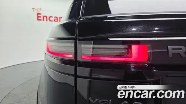 Land Rover Range Rover Velar 2025 — Photo 2/20