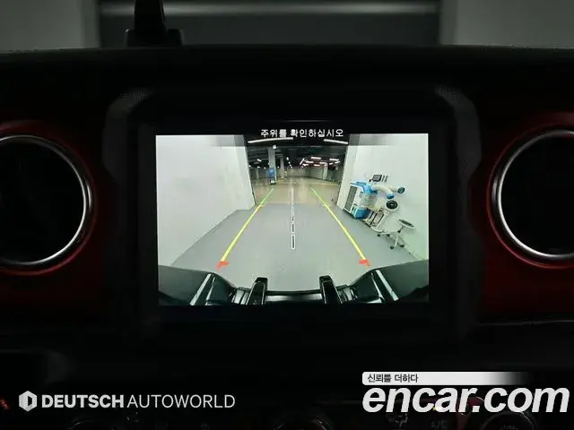 Jeep Wrangler 2020 — ფოტო 13/20
