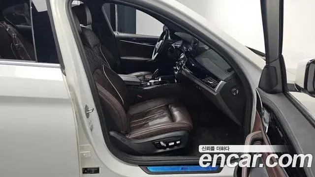 BMW 5 Series 2021 — Photo 24/34