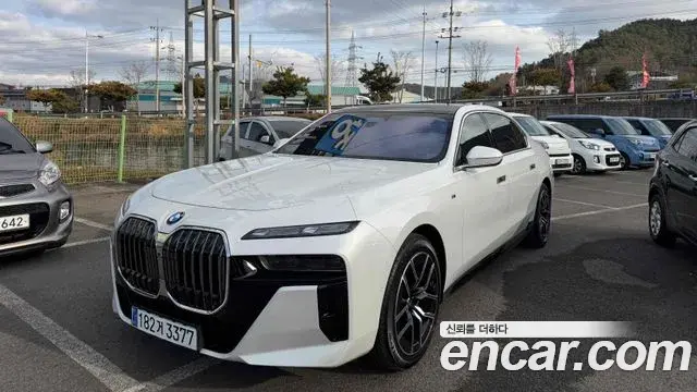 BMW 7 Series 2024 — Photo 8/9