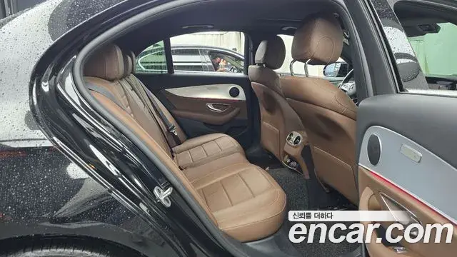 Mercedes-Benz E-Class 2019 — Фото 11/20