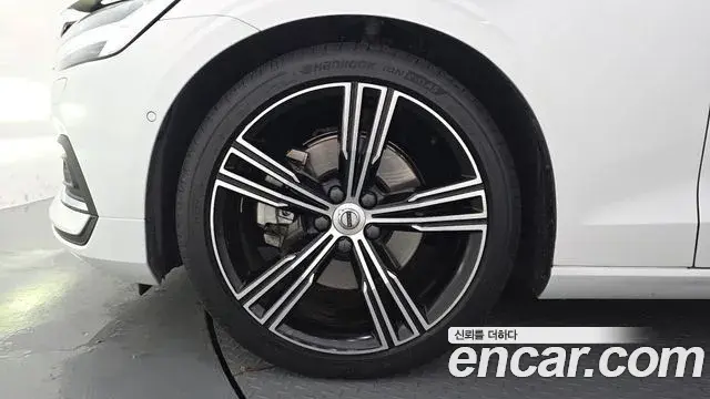 Volvo S60 2019 — Photo 8/20