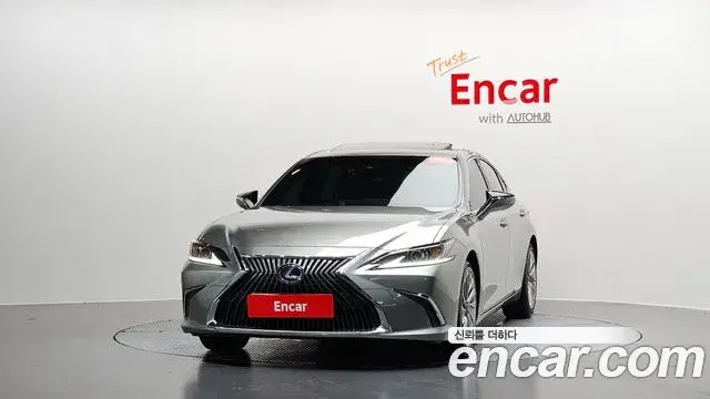 Lexus ES300h 2021 — Şəkil 26/30
