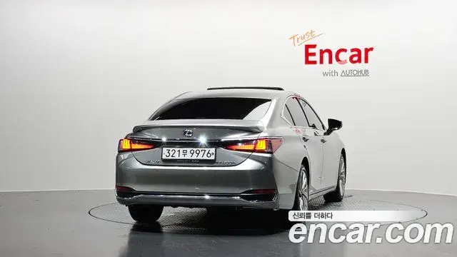 Lexus ES300h 2021 — Şəkil 27/30