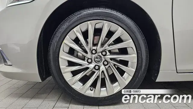 Lexus ES300h 2021 — Şəkil 15/30