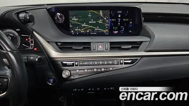 Lexus ES300h 2021 — Şəkil 14/30