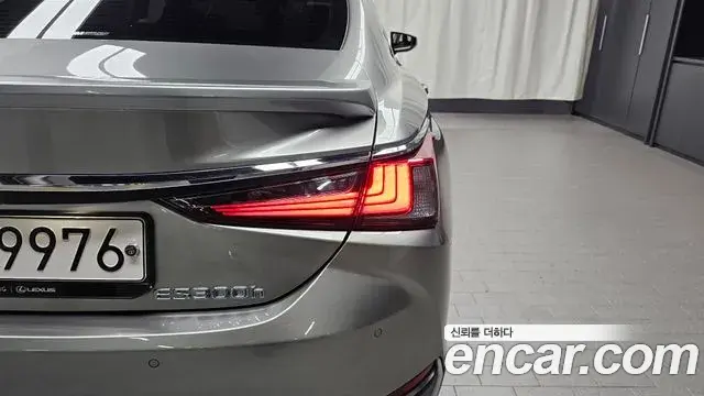 Lexus ES300h 2021 — Şəkil 23/30