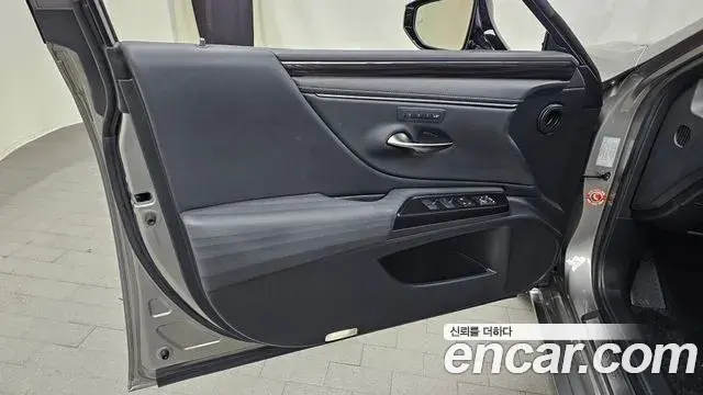 Lexus ES300h 2021 — Şəkil 16/30