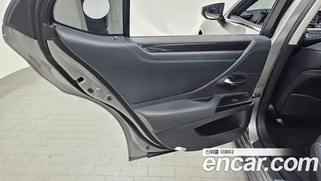 Lexus ES300h 2021 — Şəkil 24/30