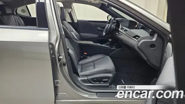 Lexus ES300h 2021 — Şəkil 25/30