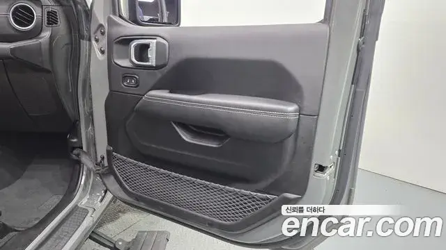 Jeep Wrangler 2023 — Şəkil 32/33
