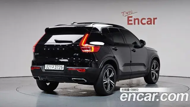 Volvo XC40 2020 — Photo 32/36