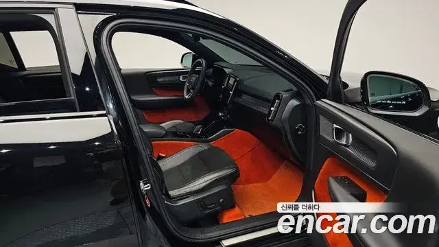 Volvo XC40 2020 — Photo 16/36