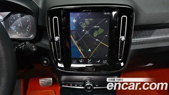 Volvo XC40 2020 — Photo 27/36