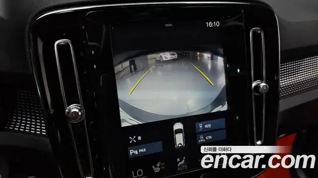 Volvo XC40 2020 — Photo 17/36