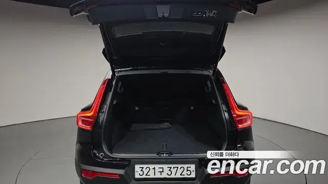 Volvo XC40 2020 — Photo 11/36