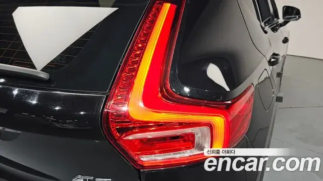 Volvo XC40 2020 — Photo 15/36