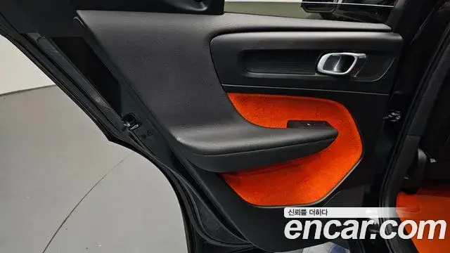 Volvo XC40 2020 — Photo 8/36