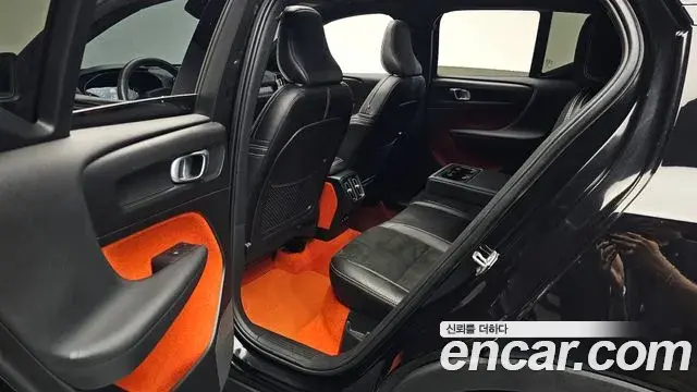 Volvo XC40 2020 — Photo 4/36