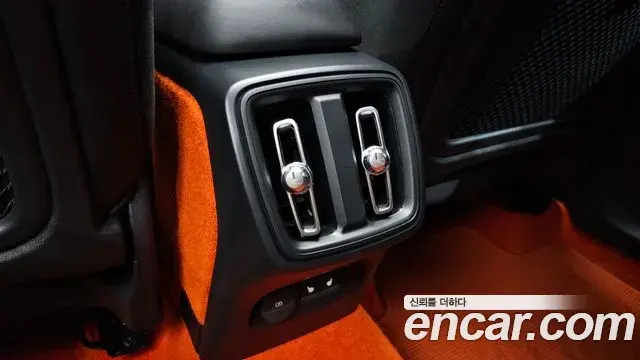 Volvo XC40 2020 — Photo 12/36