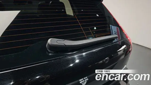 Volvo XC40 2020 — Photo 33/36