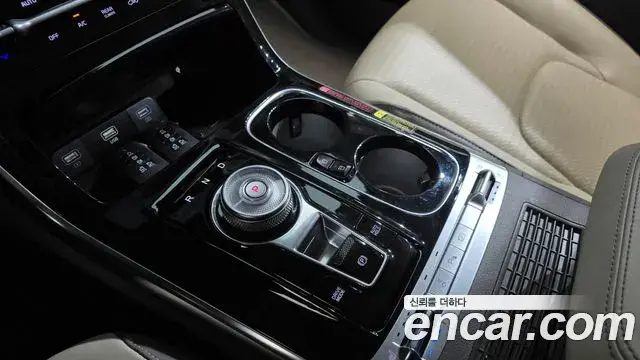 Kia Carnival 2023 — ფოტო 33/37