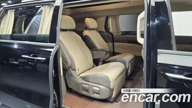 Kia Carnival 2023 — ფოტო 22/37