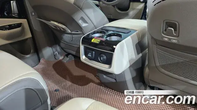 Kia Carnival 2023 — ფოტო 1/37