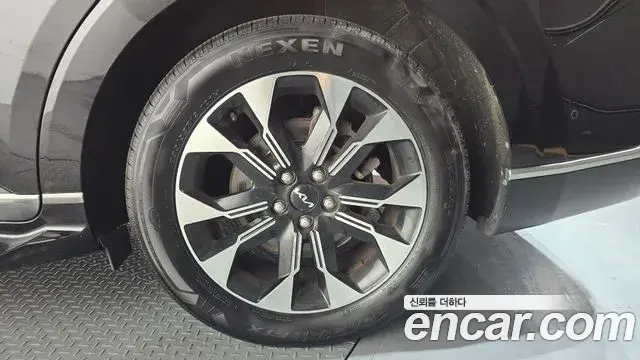 Kia Carnival 2023 — ფოტო 20/37