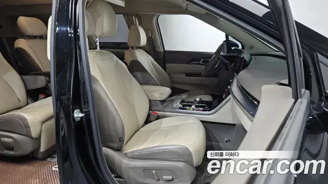 Kia Carnival 2023 — ფოტო 28/37