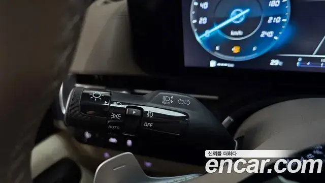 Kia Carnival 2023 — ფოტო 16/37