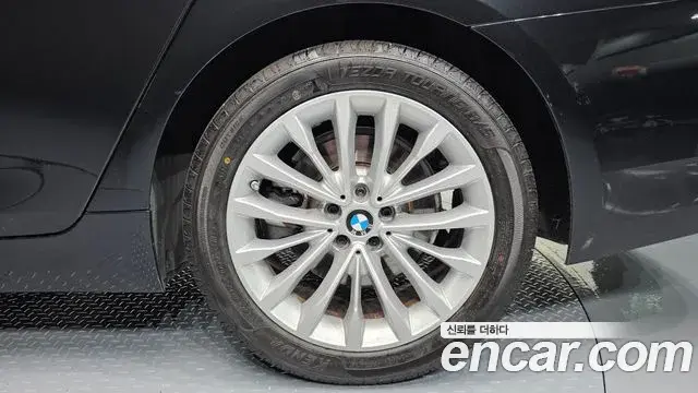 BMW 5 Series 2023 — Şəkil 14/33