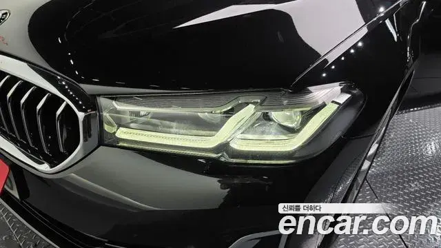 BMW 5 Series 2023 — Şəkil 32/33