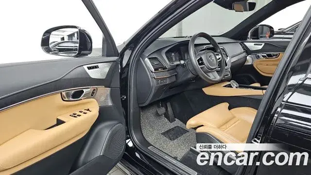 Volvo XC90 2021 — Photo 32/37