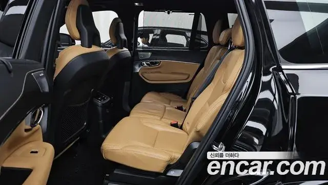 Volvo XC90 2021 — Photo 13/37