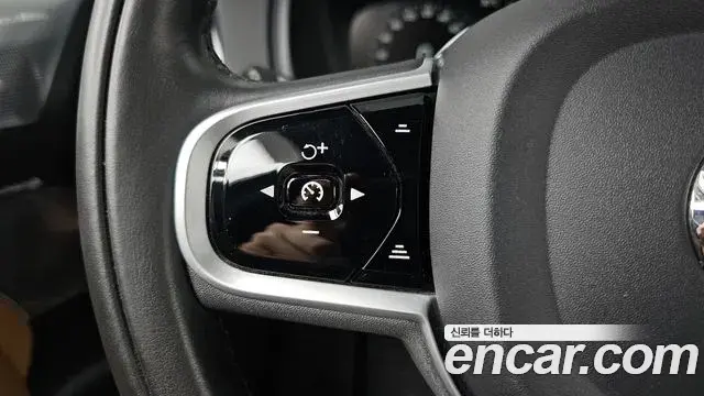Volvo XC90 2021 — Photo 23/37