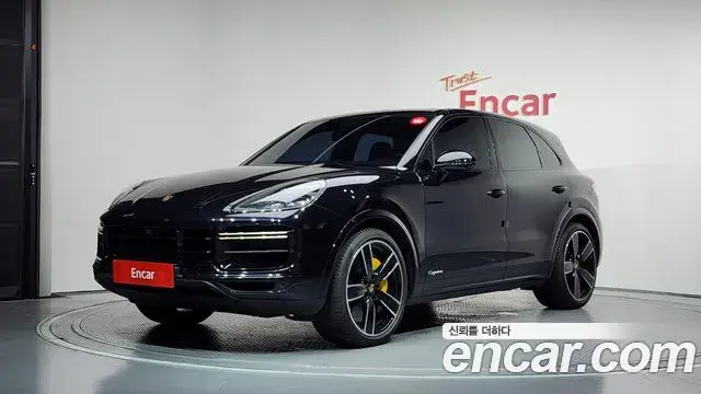 Porsche Cayenne 2020 — ფოტო 25/35